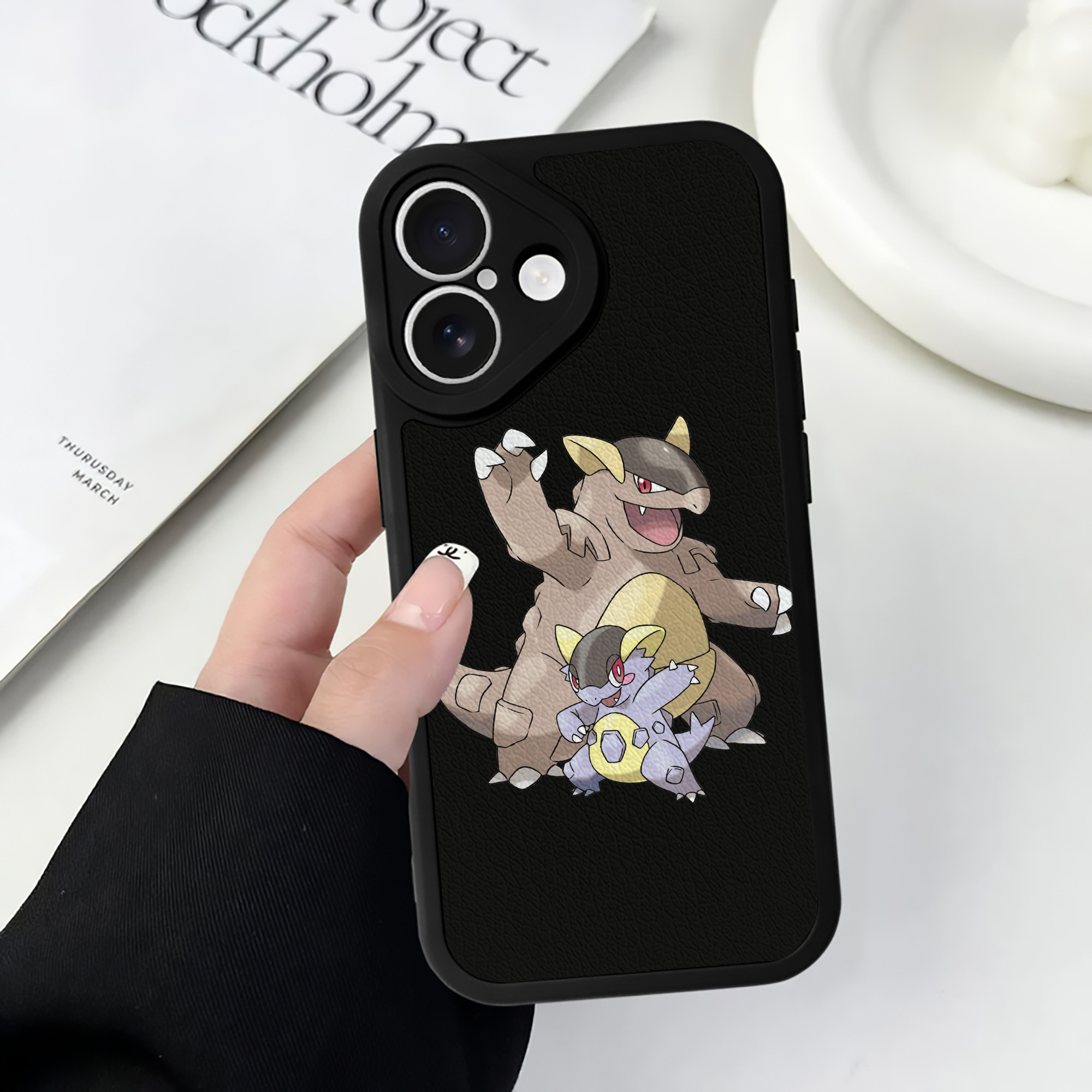 （画像用） ポケットモンスター Pokémon 【iPhone 16シリーズ対応】シリコンスマホケース（レザー調） 材質：シリコン